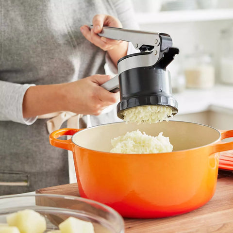 Le Creuset Signature Round Dutch Oven, 7.25 qt.